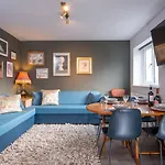 Pass The Keys New Stylish & Elegant 2 Bed Apartment In The City!