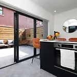 New Spacious 2 Bed Getaway - Private Courtyard! - Underfloor Heating