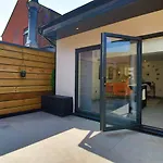 New Spacious 2 Bed Getaway - Private Courtyard! - Underfloor Heating