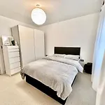Cosy Canal View Apartment Cardiff Bay