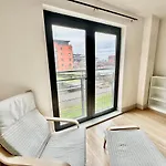 Cosy Canal View Apartment Cardiff Bay