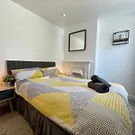 8 Person, 4 Bedroom Light, Warm & Modern Apartment
