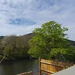 Ty Taf 2 Bed Cottage With Deck & Easy Transport Links