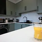 Luxury Two Bed Apartment - Cardiff City Centre