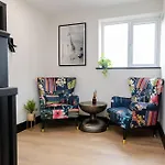 The Berriman Collection Stylish Apartment Sleeps 3