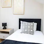 The Berriman Collection Stylish Apartment Sleeps 3
