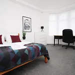 Royal Oak House - 5 Bedroom House - Wifi - Parking