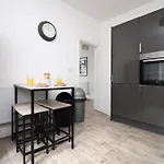 Royal Oak House - 5 Bedroom House - Wifi - Parking