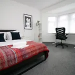 Royal Oak House - 5 Bedroom House - Wifi - Parking