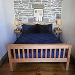 Ty Taf 2 Bed Cottage With Deck & Easy Transport Links