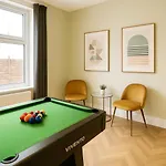Edwardian City Centre House For Big Groups, Offroad Parking & Hot Tub!