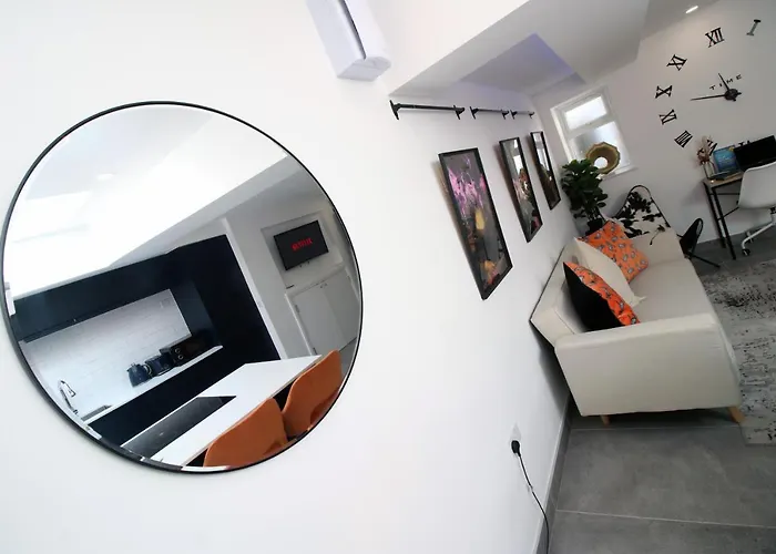 New Spacious 2 Bed Getaway - Private Courtyard! - Underfloor Heating