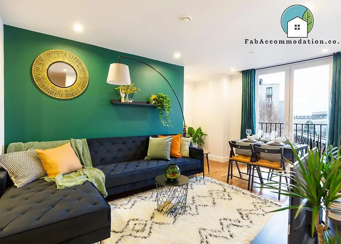 Amazing Flat-Parking Available-By Fabaccommodation