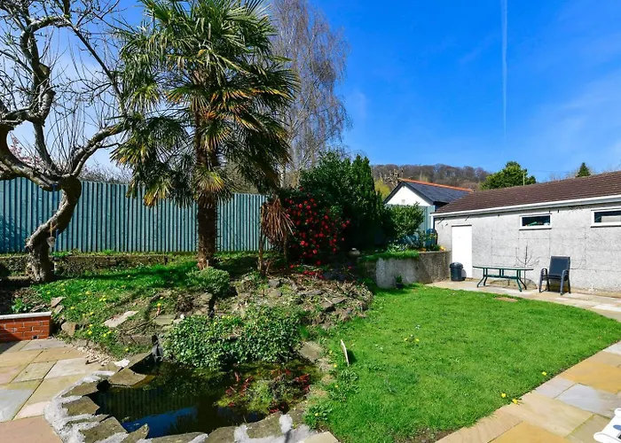 A Spacious 4 Bed Home With Castle Views