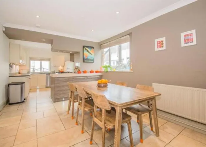 Central Cardiff Victorian Town House Free Parking