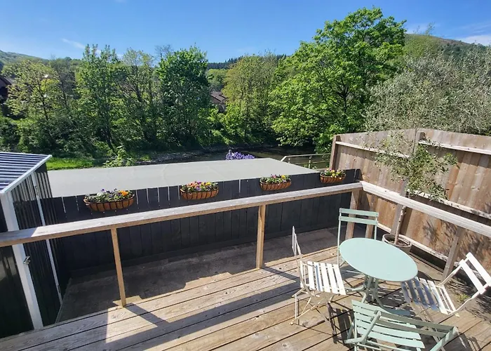 Ty Taf 2 Bed Cottage With Deck & Easy Transport Links