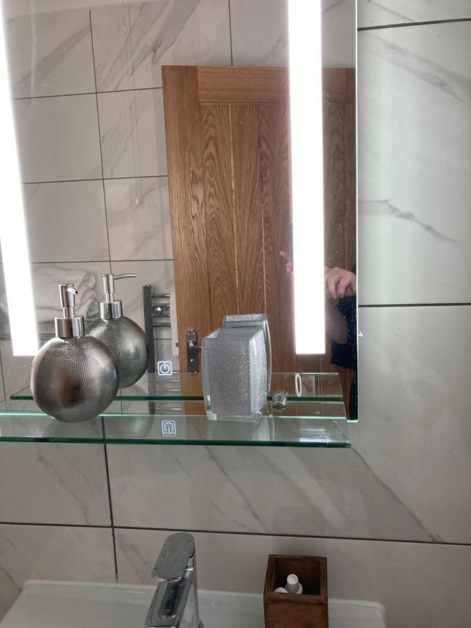 Beechfield House Modern Studio Self-contained Unit With Free Wifi And Parking And Kitchen Area 4m From Centre And Castle Apartment