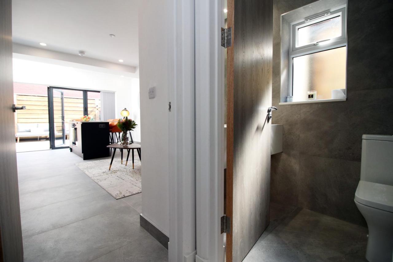 New Spacious 2 Bed Getaway - Private Courtyard! - Underfloor Heating Cardiff