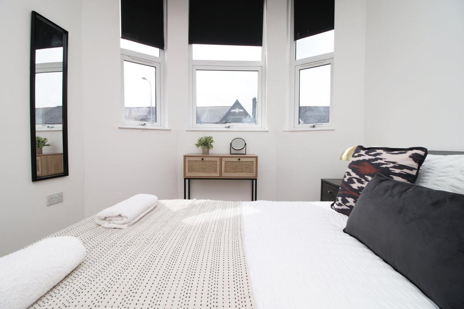 Centrally Located 2 Bedroom Apartment *