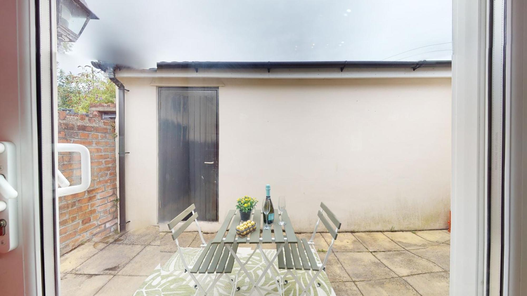 Cosy And Patio Apartment *