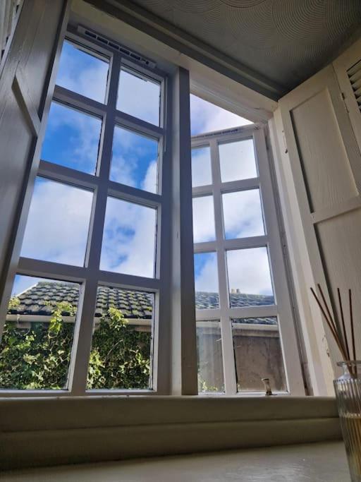 Unique Centre Couples Retreat, 1 Bed Maisonette Apartment *