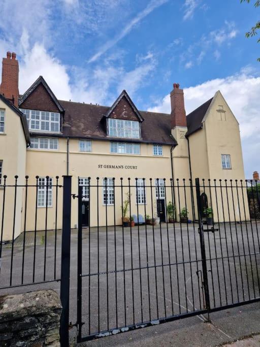 Unique Centre Couples Retreat, 1 Bed Maisonette *