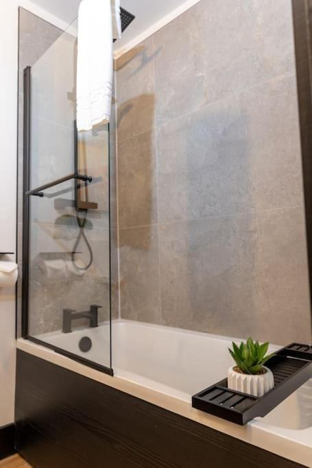 Apartment The Berriman Collection Stylish 2 Bedroom Cardiff