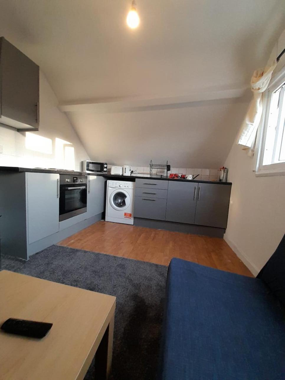 Apartment Entire Victoria Park With Free Street Parking Bus 17 And 18 Direct To Centre, Fast Free Wi-fi *