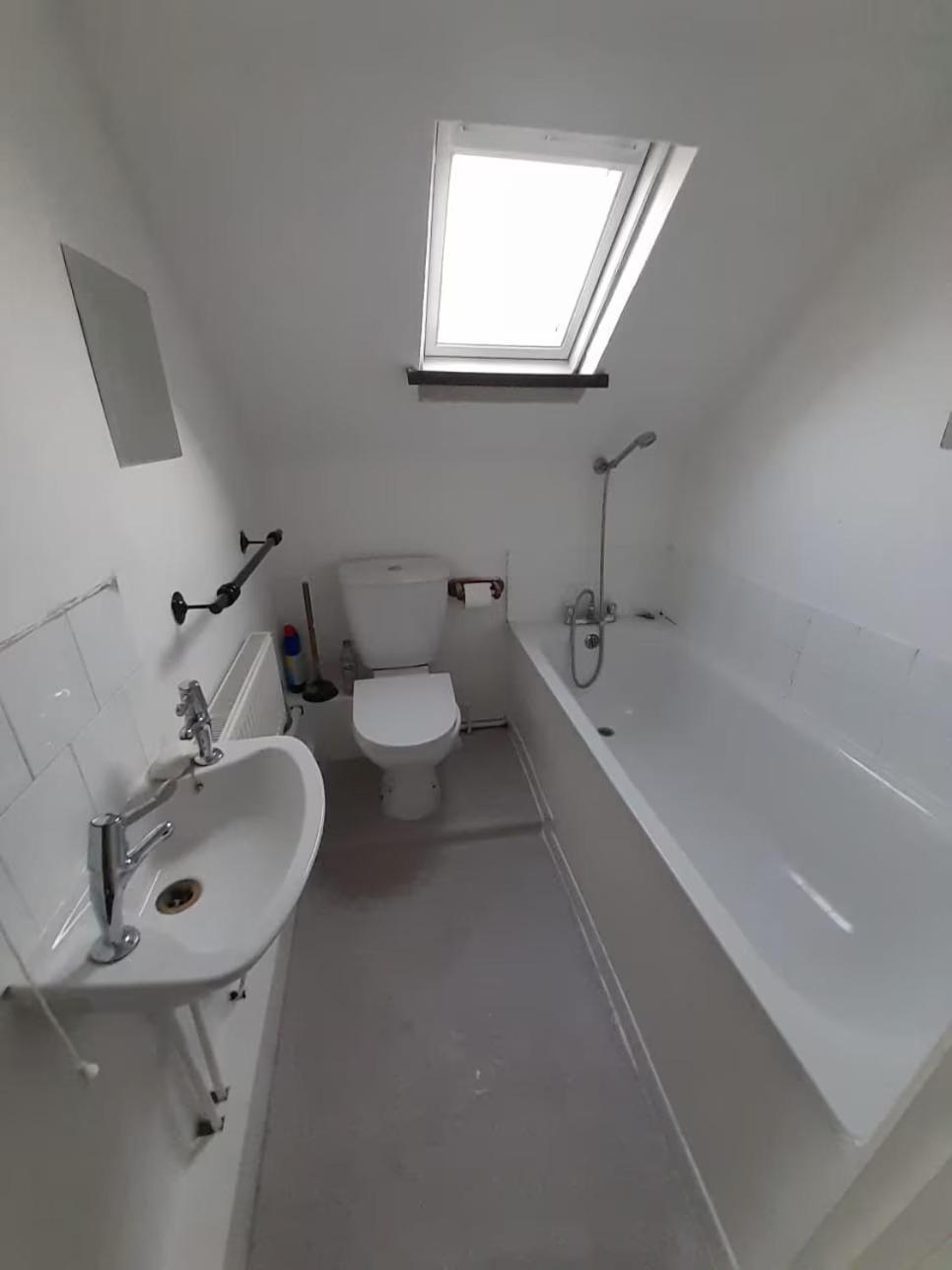 Apartment Entire Victoria Park With Free Street Parking Bus 17 And 18 Direct To Centre, Fast Free Wi-fi *