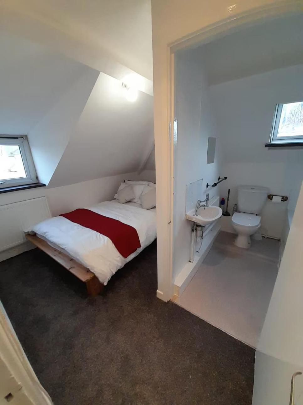 Entire Victoria Park With Free Street Parking Bus 17 And 18 Direct To Centre, Fast Free Wi-fi Apartment