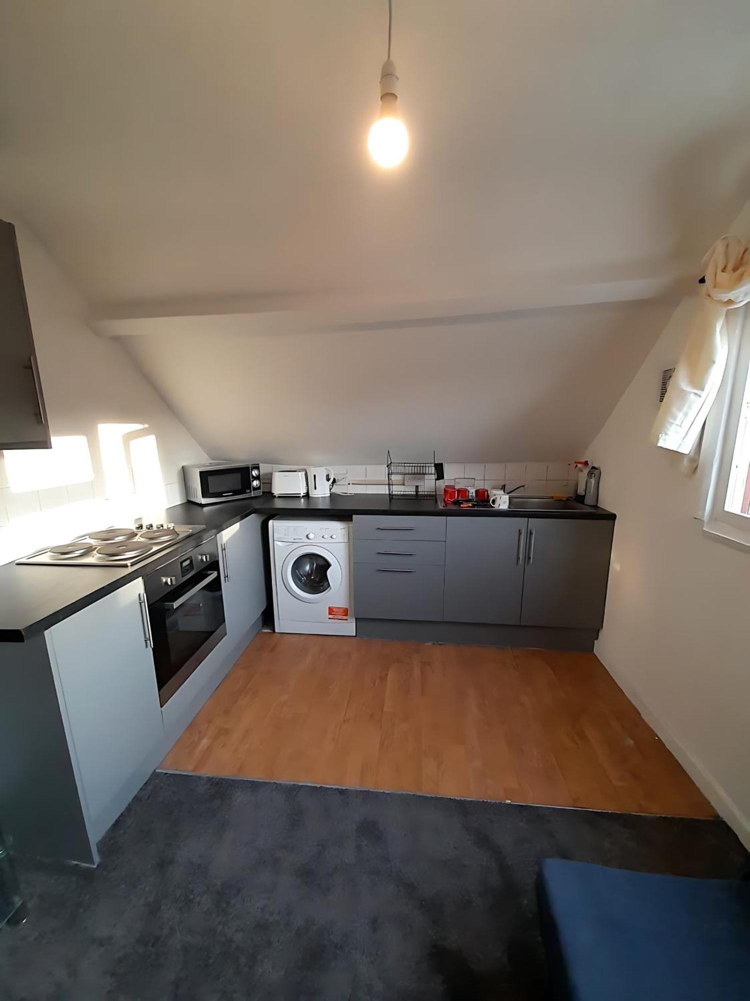 Entire Victoria Park With Free Street Parking Bus 17 And 18 Direct To Centre, Fast Free Wi-fi Apartment