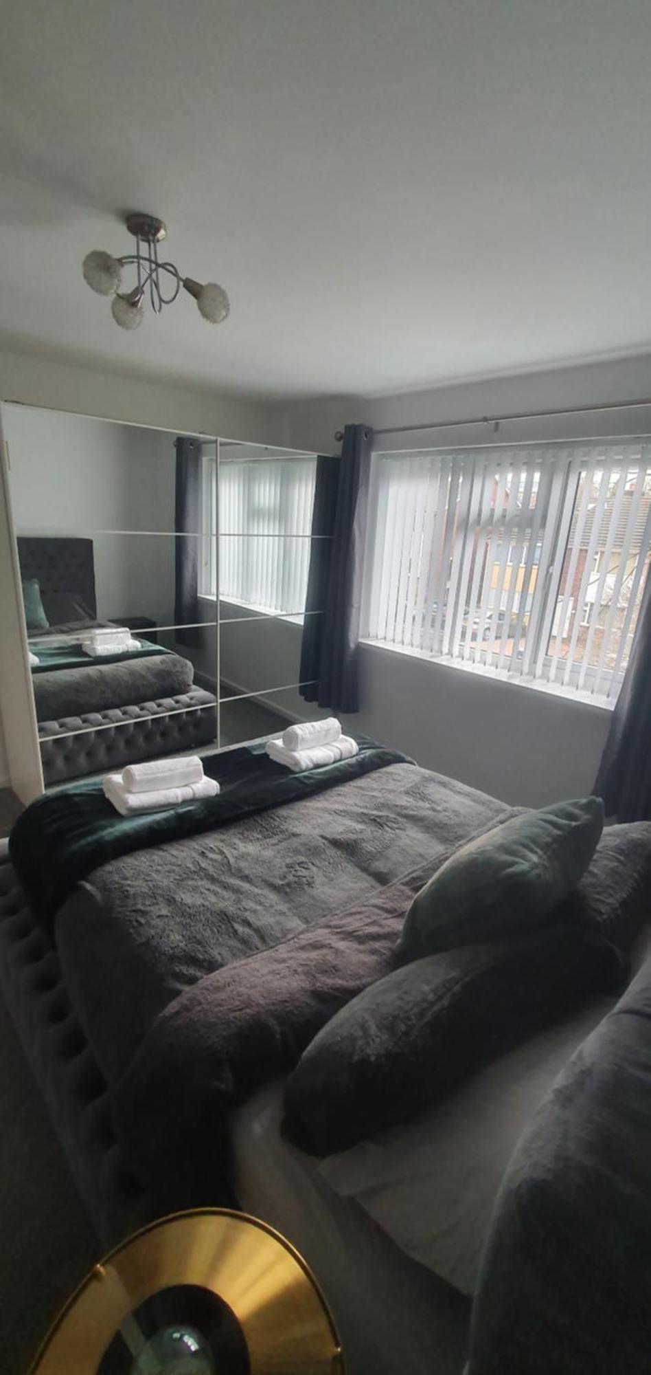 Apartment The Coral - 2 Bedroom In Lakeside, Minutes From Roath Park
