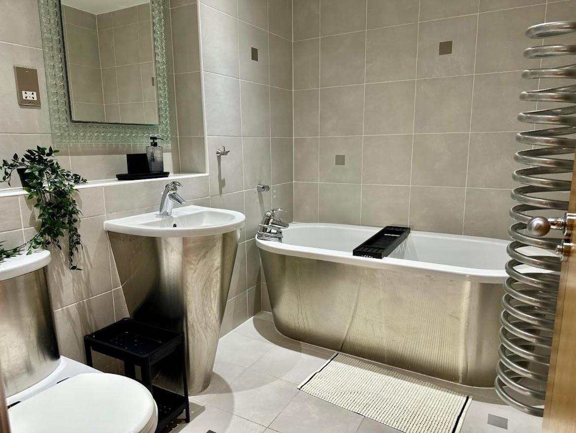Large Double In Centre Host Lives Onsite, Only With Own Bathroom Homestay Cardiff