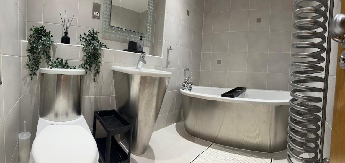 Large Double In Centre Host Lives Onsite, Only With Own Bathroom *