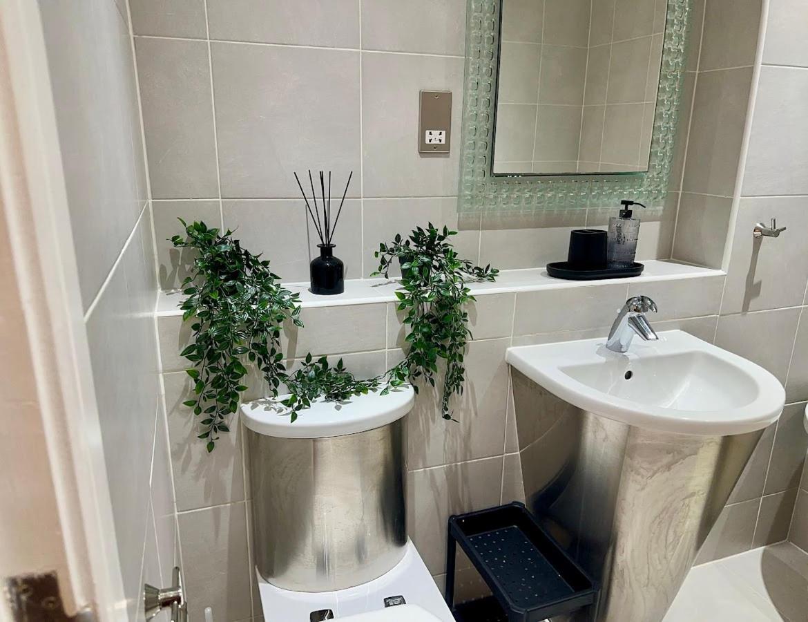 Homestay Large Double In Centre Host Lives Onsite, Only With Own Bathroom