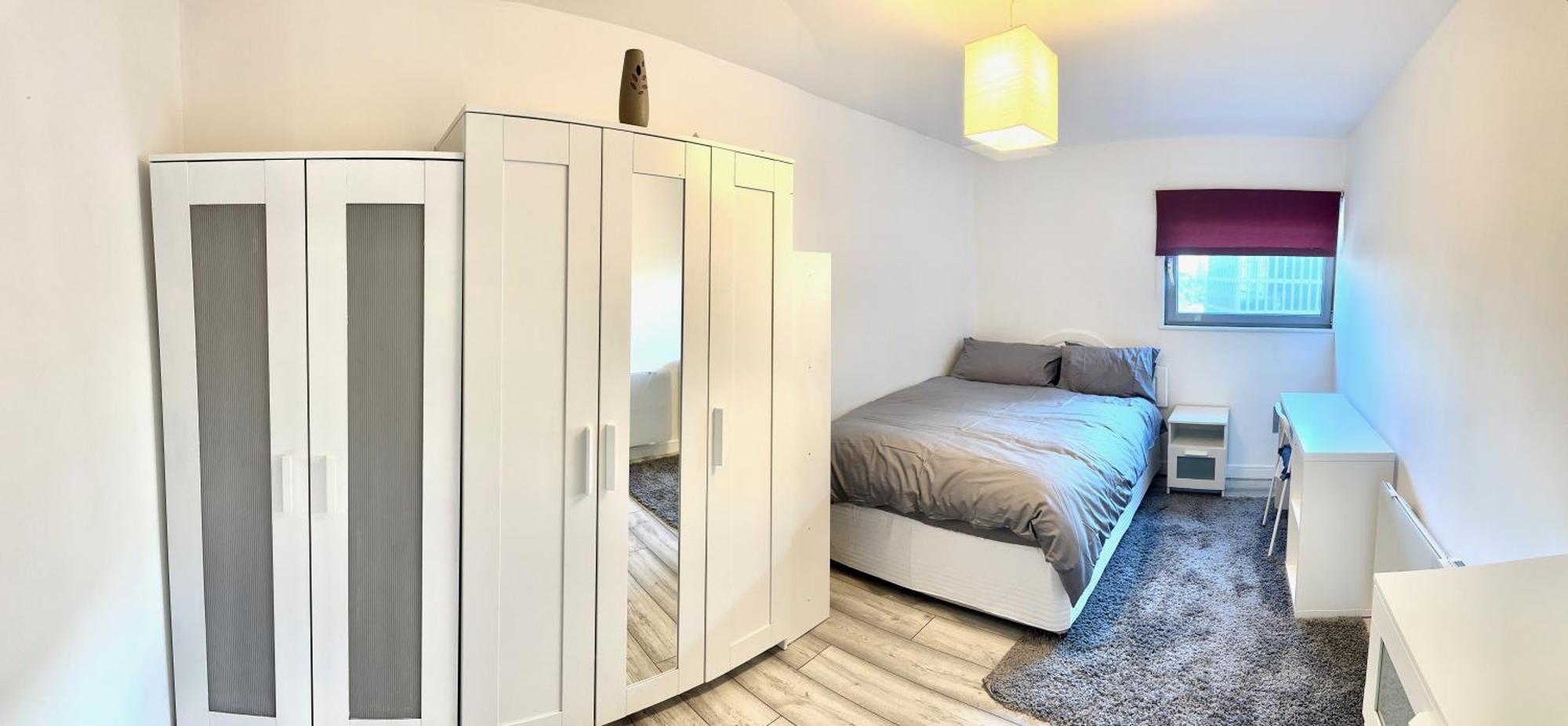Homestay Large Double In Centre Host Lives Onsite, Only With Own Bathroom