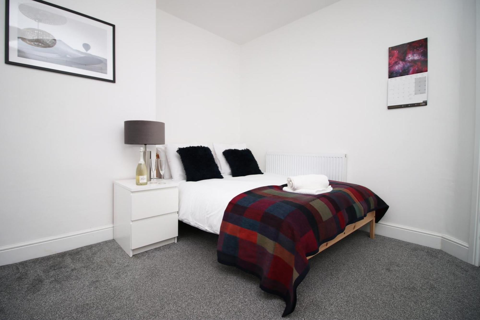 Royal Oak House - 5 Bedroom House - Wifi - Parking *
