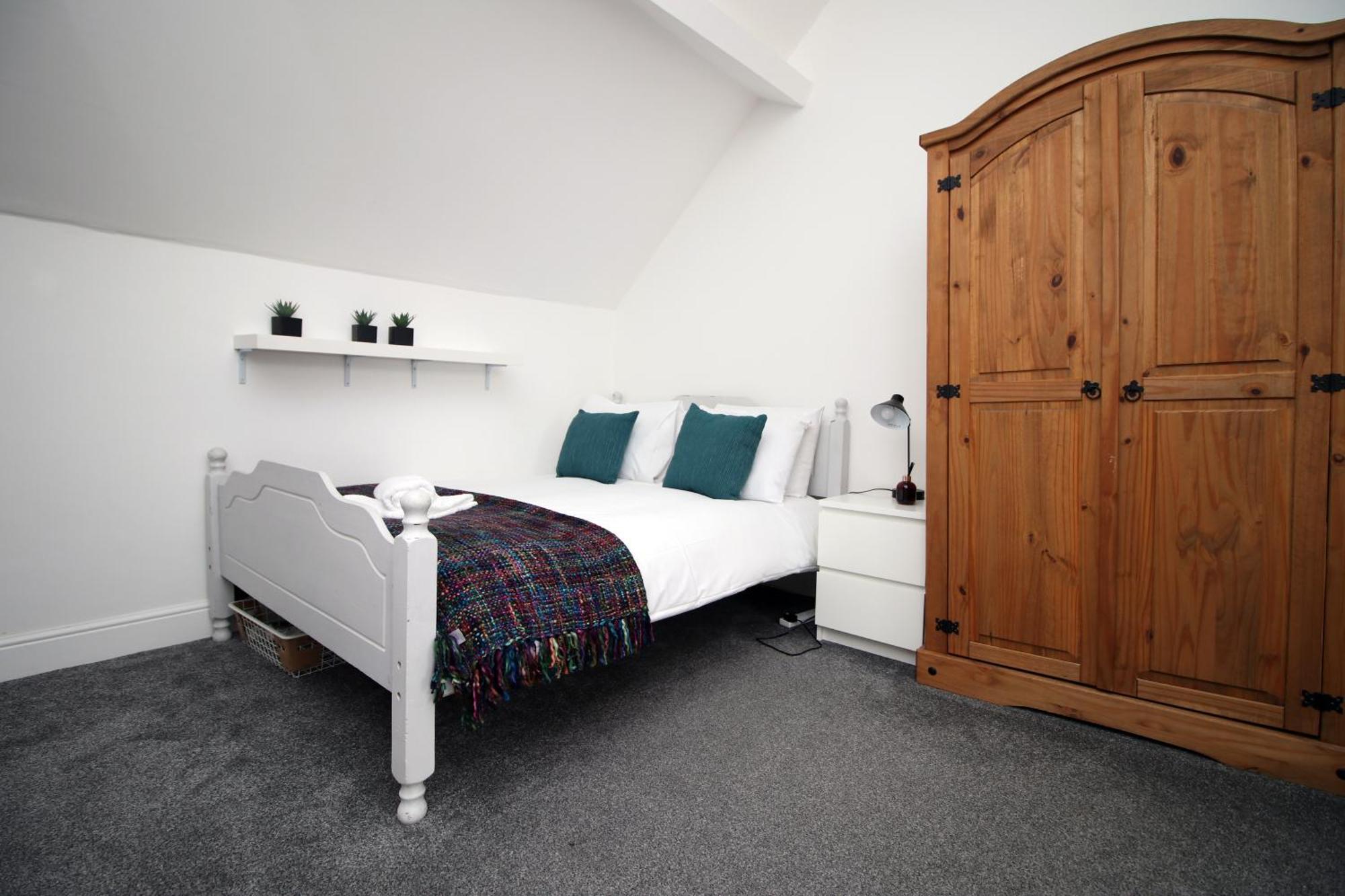 Guest house Royal Oak House - 5 Bedroom House - Wifi - Parking *