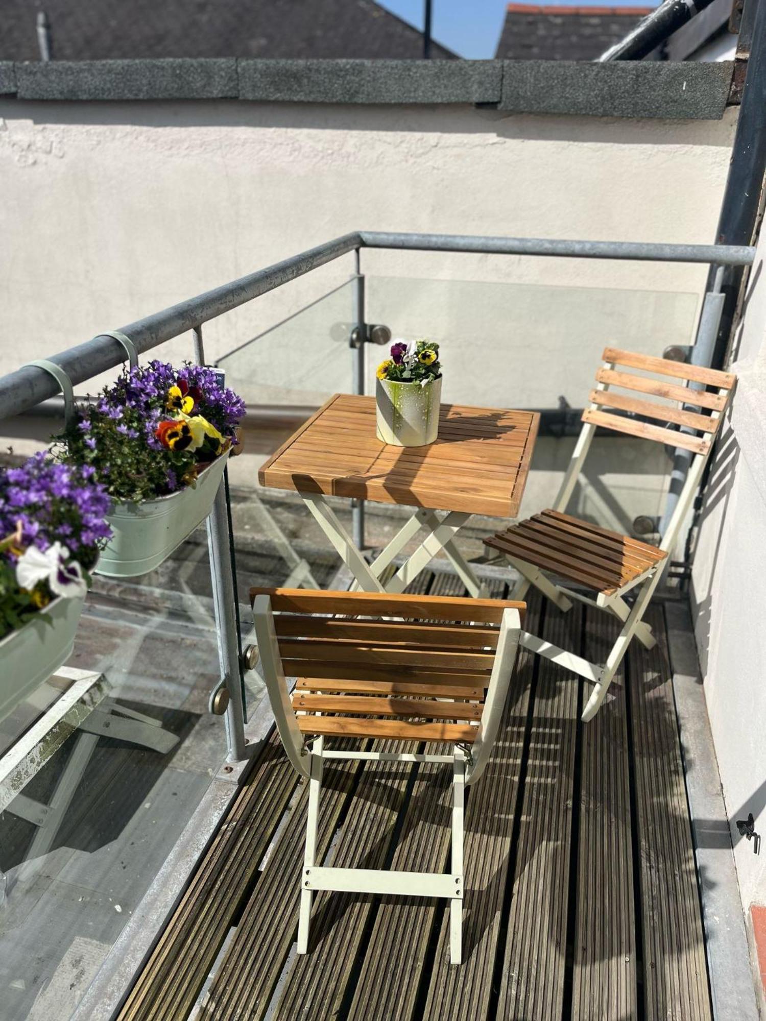 - Sleeps 6 - Castle & Stadium Nearby