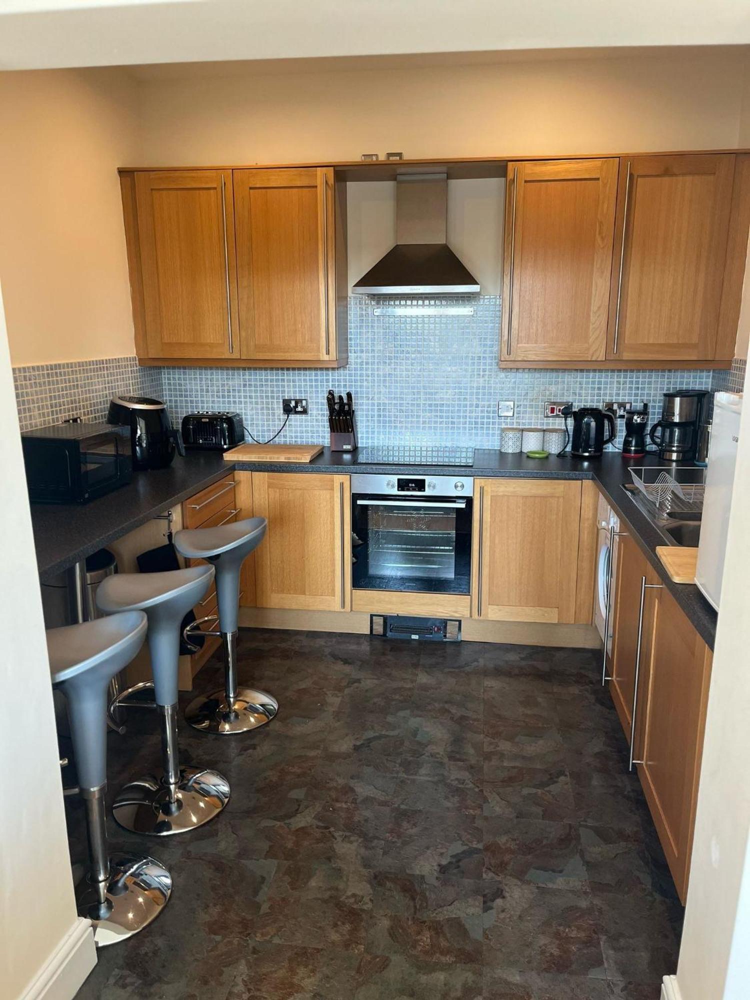 - Sleeps 6 - Castle & Stadium Nearby Cardiff