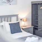 Modern 2 Bedroom Apartment Next To Bay With Parking