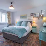 Pass The Keys New Stylish & Elegant 2 Bed Apartment In The City!