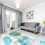 Bayview - 2 Bed Apartment With Parking - Long Stay Discounts - By Dyzyn