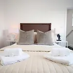 New Light & Airy 3 Bed Getaway - Wifi - Netflix - Comfort