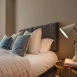 Modern Two Bed With En-Suites And Private Parking