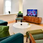 Pass The Keys Beautiful 2 Bed Apartment With Parking In The Bay