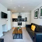 8 Person, 4 Bedroom Light, Warm & Modern Apartment