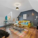 Spacious Serenity- Stylish 6-Person Flat