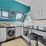 Spacious Serenity- Stylish 6-Person Flat