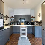 The Wanderer - Lovely 3Bd House - Upto 10 Guests.
